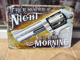 Метална табела надпис Ако се намираш тук вечерта и сутринта също си тук пистолет