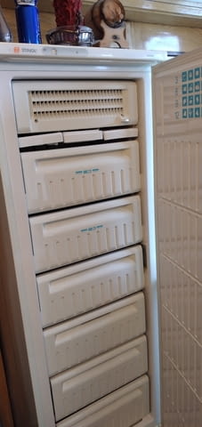 Продавам фризер Indesit, With drawers, Dispenser for ice and water - city of Troyan | Refrigerators & Freezers