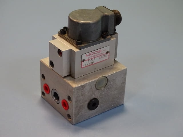 Серво клапан MOOG mod 77-720/77-715 flow control servo valve, град Пловдив - снимка 1