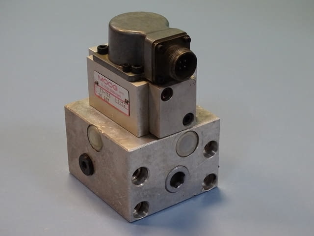 Серво клапан MOOG mod 77-720/77-715 flow control servo valve, град Пловдив - снимка 2