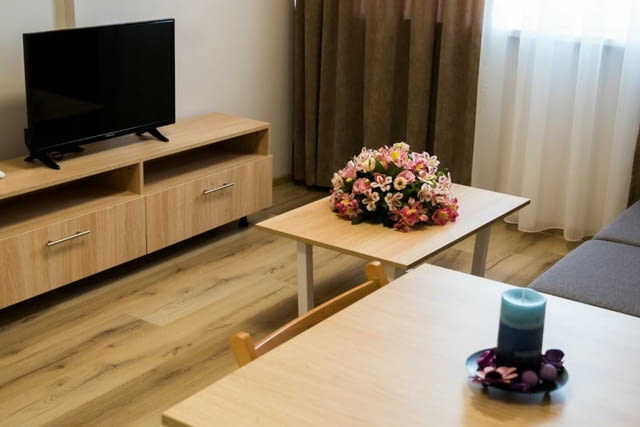 Хотел Корт Инн Интернет, Обзаведено, Паркинг, С тераса, Телевизор - град Панагюрище | Квартири / Нощувки - снимка 2