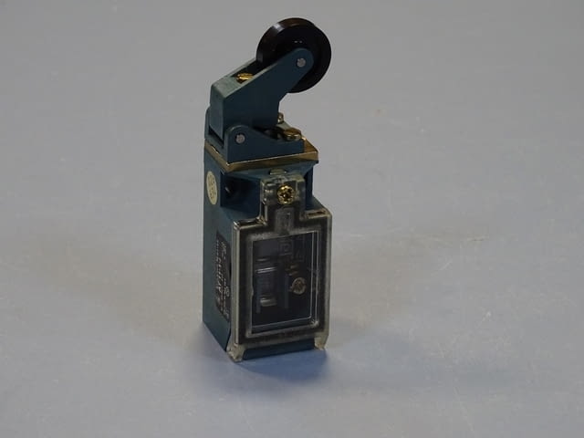 Изключвател краен Klockner-Moeller AT-1/i limit switch 220V, град Пловдив - снимка 1