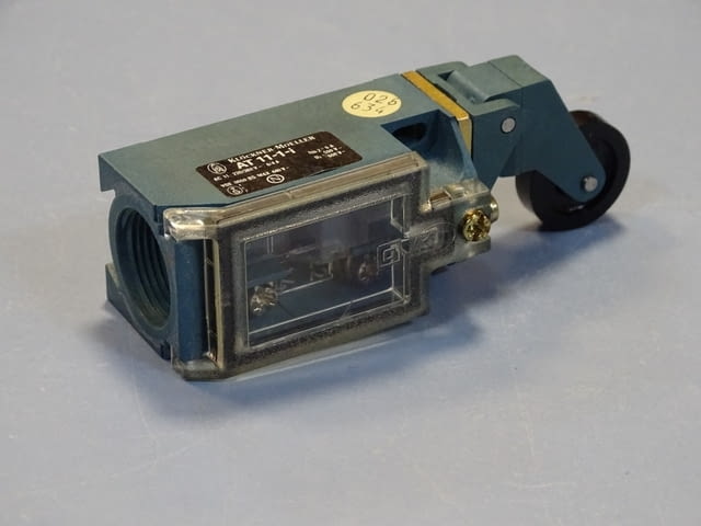 Изключвател краен Klockner-Moeller AT-1/i limit switch 220V, град Пловдив - снимка 2