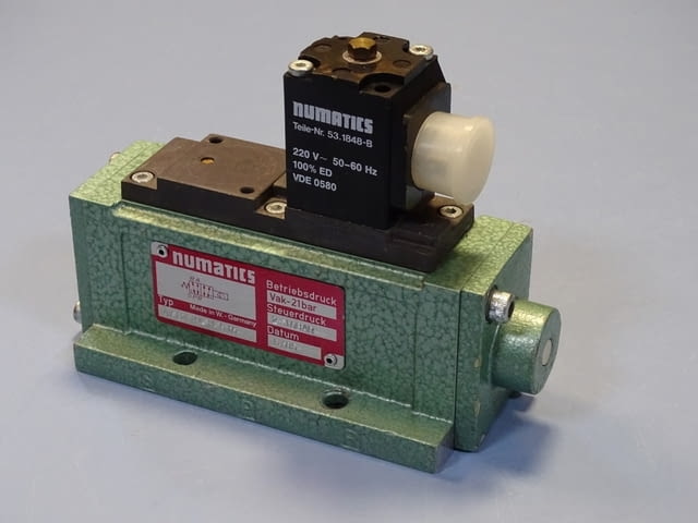 Пневматичен разпределител Numatics AV12EM4HS16 Solenoid Valve 220VAC - снимка 1