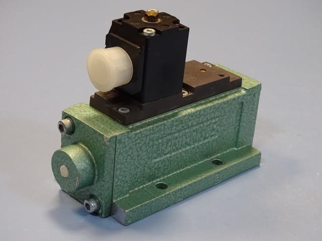 Пневматичен разпределител Numatics AV12EM4HS16 Solenoid Valve 220VAC - снимка 2