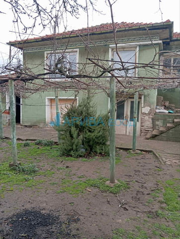 Двуетажна къща с гараж в с. Димитриево, община Чирпан, село Димитриево | Къщи / Вили - снимка 1