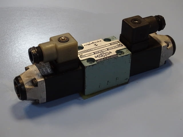 Хидравличен разпределител "Хидравлика" тип РХ 06051 024/00АМ 320Bar hidraulic solenoid valve - снимка 1