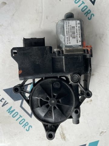 9806081880 предно ляво моторче за ел. стъкло от Пежо 208 1.2i VTi, 82 кс., 5 ск., 2018 г. - снимка 1