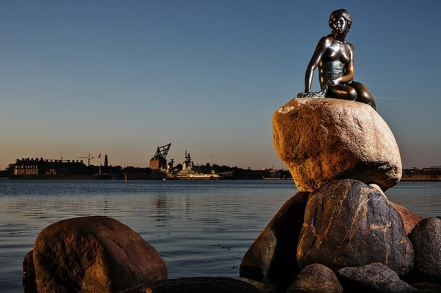 ДАНИЯ & КОПЕНХАГЕН – градът на приказките и щастливите хора с обслужване на български език при миним - снимка 1