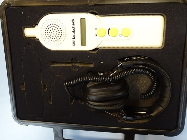 Уред за проверка на утечка UCC Leakcheck Ultrasonic Transmiter Leak Detector UC LD 405 - снимка 2