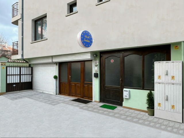 Уникален многостаен апартамент с 3 спални в центъра. Уютно, чисто и тихо! Еко Апартаменти Милчеви - снимка 11