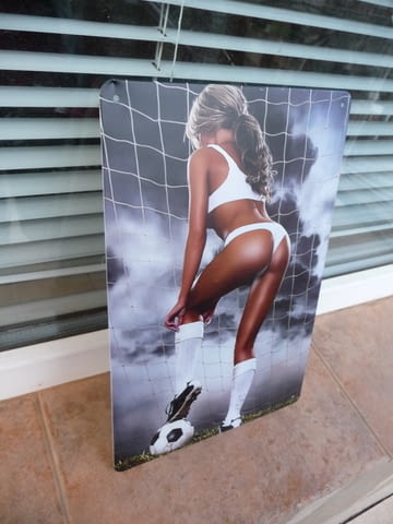 Метална табела футбол еротика футболистка топка врата бутонки - снимка 2