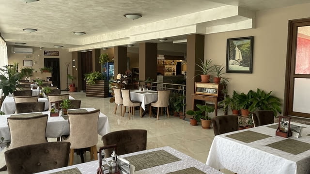 Семеен Хотел "Свищов" със спа зона Интернет, Кабелна, Обзаведено, Паркинг, С тераса, Телевизор, До заведение - град Свищов | Квартири / Нощувки - снимка 11