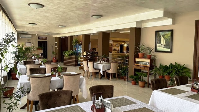 Семеен Хотел "Свищов" със спа зона Интернет, Кабелна, Обзаведено, Паркинг, С тераса, Телевизор, До заведение - град Свищов | Квартири / Нощувки - снимка 12