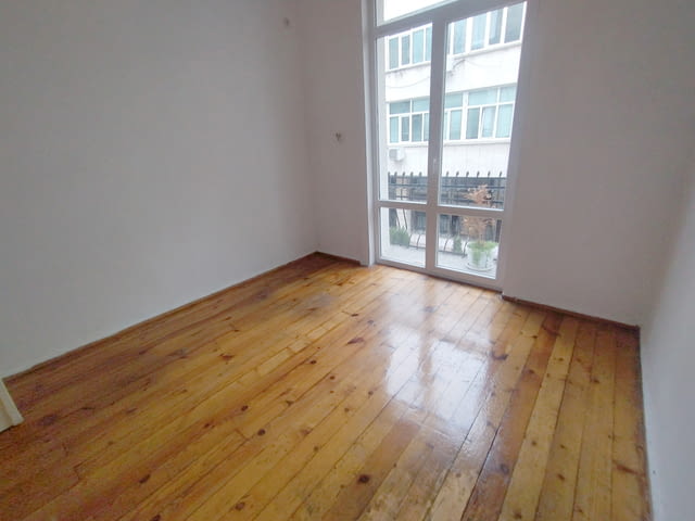 Дава под наем офис, 125кв.м., тристаен апартамент, супер център - снимка 8