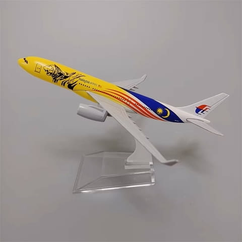 Еърбъс 330 самолет модел макет Malaysia Airlines метален самолетен билет - снимка 1