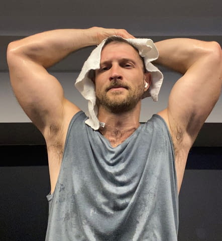 Дискретен и коректен млад мъж за себеподобен Еротични масажи, Маструбация, Свършване в устата, Френска любов без кондом, Няма значение, В хотел, На твой терен - град Варна | Мъж търси Мъж