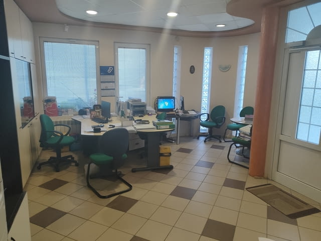 Продавам офис в центъра на гр. Шумен 98 м2, Вода, Газификация, Интернет, Кабелна телевизия, Климатик, Регулация, СОТ, Телефон, Ток - град Шумен | Офиси - снимка 5