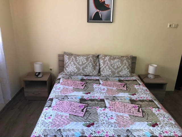 Давам под наем етаж втори от еднофамилна триетажна кооперация състоящ се от три стаи-в Кичук Париж. - снимка 2