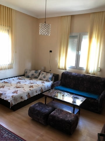 Давам под наем етаж втори от еднофамилна триетажна кооперация състоящ се от три стаи-в Кичук Париж. - снимка 3