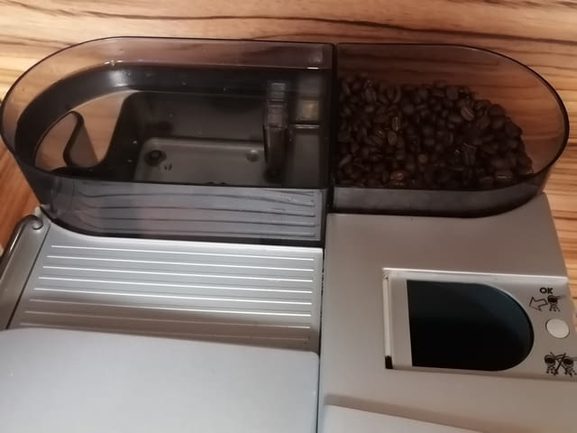 Кафе автомат Saeco Royal Professional All-in-one coffee machine, Grey, Cappuccino system, Crema disk, Works with ground coffee, Coffee mill, Rapid heater, Automatic rinse, Cups heating, Coffee tank, Steam nozzle, Display - city of Sofia | Espresso Machines - снимка 4