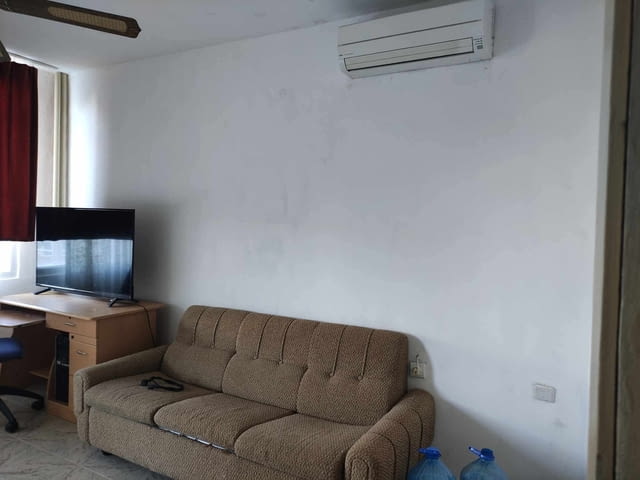 Давам под наем двустаен апартамент напълно обзаведен-състоящ се от спалния , хол и отделна кухня на е - снимка 1