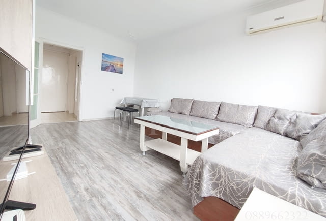 Първа линия за нощувки, двустаен апартамент + отделна кухня ”Плаж 2”, ж.к. Лазур, Бургас, под наем - снимка 2