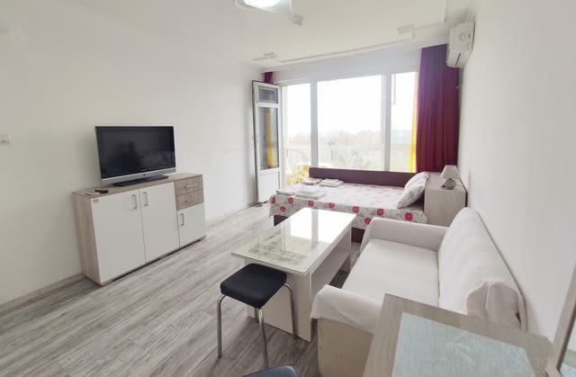 Първа линия за нощувки, двустаен апартамент + отделна кухня ”Плаж 2”, ж.к. Лазур, Бургас, под наем - снимка 4