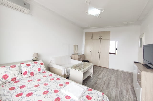 Първа линия за нощувки, двустаен апартамент + отделна кухня ”Плаж 2”, ж.к. Лазур, Бургас, под наем - снимка 5