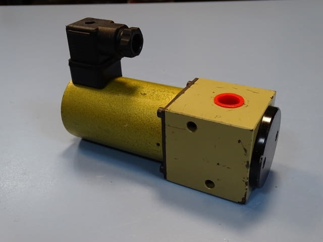 Хидравличен разпределител Muller+Co Typ 13.10.21 Hydraulic valve 24VDC - снимка 1