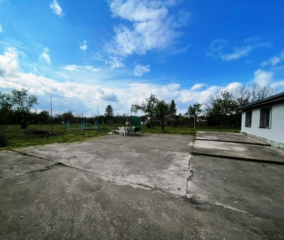 Едноетажна къща 1-етажна, Тухла, 76 м2 - град Русе | Къщи / Вили - снимка 11