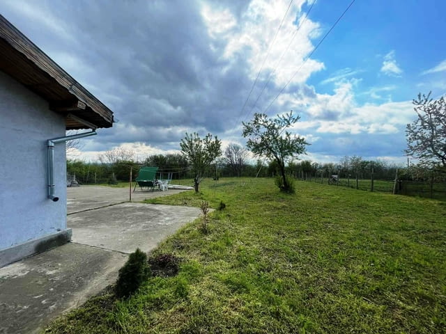 Едноетажна къща 1-етажна, Тухла, 76 м2 - град Русе | Къщи / Вили - снимка 12