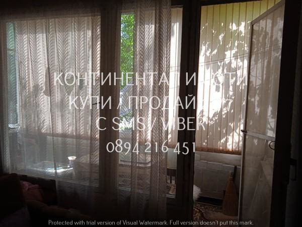 Код 63038. Тристаен маломерен панел 70м2, обзаведен, с южно изложение - топъл. Състои се от хол с ку - снимка 2