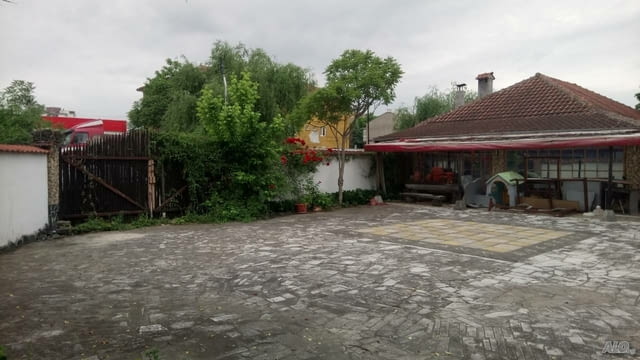 Давам под наем заведение с басейн -в гр.Ловеч ул.Бяло море 11