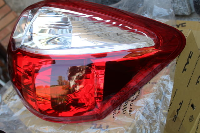 Десен Стоп - Toyota Auris 2010-2012 - НОВ Автомобили - град София | Резервни Части - снимка 1