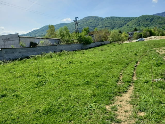 Атрактивен имот в регулация 2816 м2, За пром.строителство - град Правец | Парцели / Земя - снимка 2