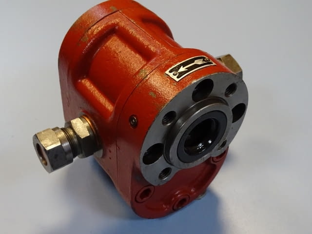 Хидравлична помпа TOS JHZJ 40/76 Hydraulic gear pump 1400min-1 80Bar - снимка 3