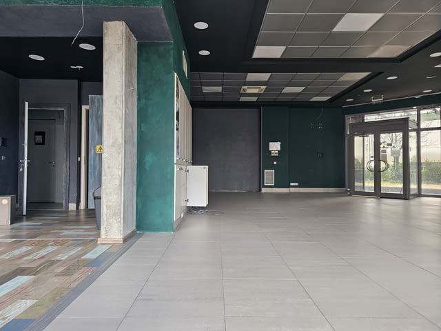 Продава ъглов магазин 240 кв.м. с лице на бул. България., град София | Магазини - снимка 10