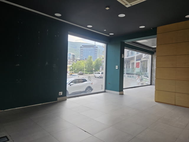 Продава ъглов магазин 240 кв.м. с лице на бул. България., град София | Магазини - снимка 12