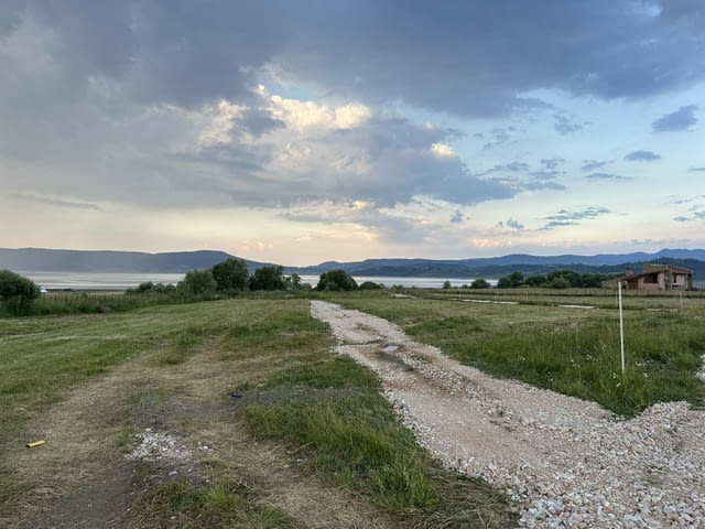 Парцели в регулация на Брега на язовир Батака местност Цигов чарк с ток и вода - снимка 1