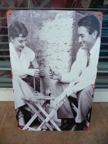 Метална табела Филм Грегъри Пек Одри Хепбърн играят карти романтика класика - снимка 1