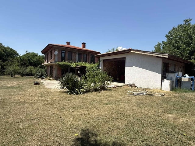 Просторна къща с 4 дка двор в село Голям Дол, област Стара Загора - снимка 8