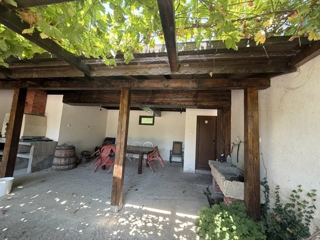 Просторна къща с 4 дка двор в село Голям Дол, област Стара Загора - снимка 9