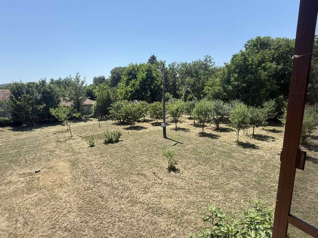 Просторна къща с 4 дка двор в село Голям Дол, област Стара Загора - снимка 12