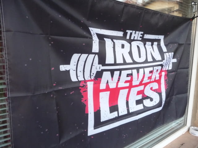 Знаме Желязото никога не лъже фитнес мускули бицепси плочки щанги лежанка як - снимка 2