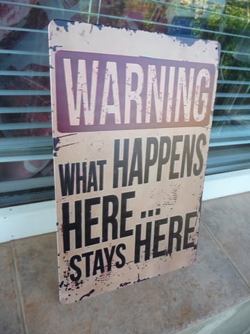 Метална табела надпис Каквото се случва тук си остава тук точка правило отношения - снимка 2