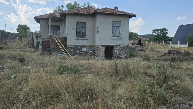 Къща с 1 дка двор в село Хаджиите, общ. Карнобат, село Хаджиите | Къщи / Вили - снимка 2