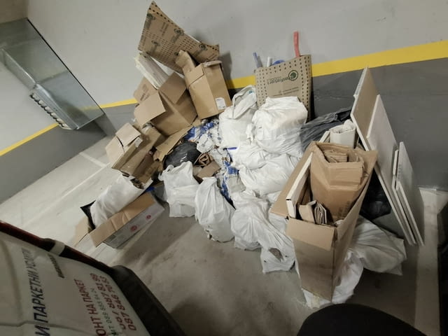 Хамали Експрес В страната, Извозване на строителни отпадъци, Опаковане в кашони, Транспорт на битова техника, Транспорт на мебели, Извозване на битова техника, Извозване на стари мебели, Извозване на строителни отпадъци, Опаковане в кашони, Разтоварване на товари, Товарене на товари, Чистене на дворове, Чистене на мазета/тавани, Чистене на покриви, 3 т - град София | Транспортни / Хамалски - снимка 11