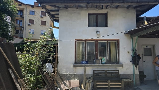 Двуетажна масивна къща с 1/2 дк двор в гр. Смолян, град Смолян | Къщи / Вили - снимка 1