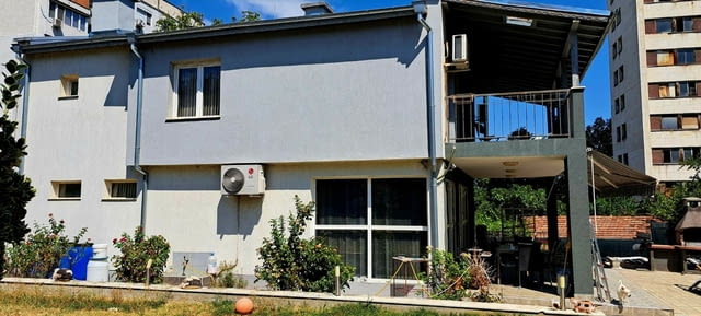 Масивна двуетажна къща в гр. Плевен 2-етажна, Тухла, 307 м2 - град Плевен | Къщи / Вили - снимка 1